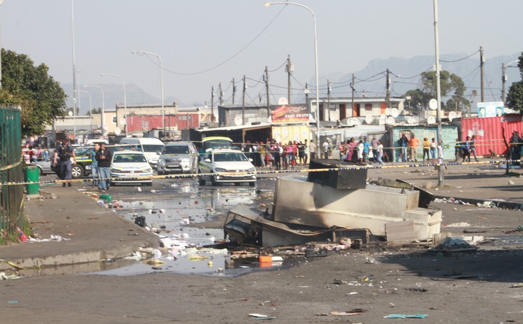 Violent looting in Cape Town